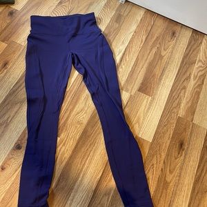 Barely worn size 4 LuLuLemon leggings! Zipper on the back! Heavy material!